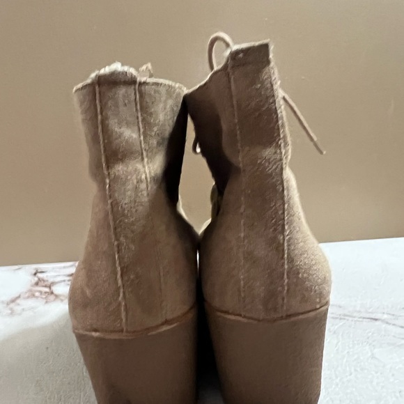 Lucky Brand Jaemma Suede Wedge Ankle Boots Size 8 Tan / Taupe. - Picture 7 of 9